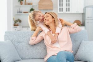 Boldog és kiegyensúlyozott édesanya gyermekével